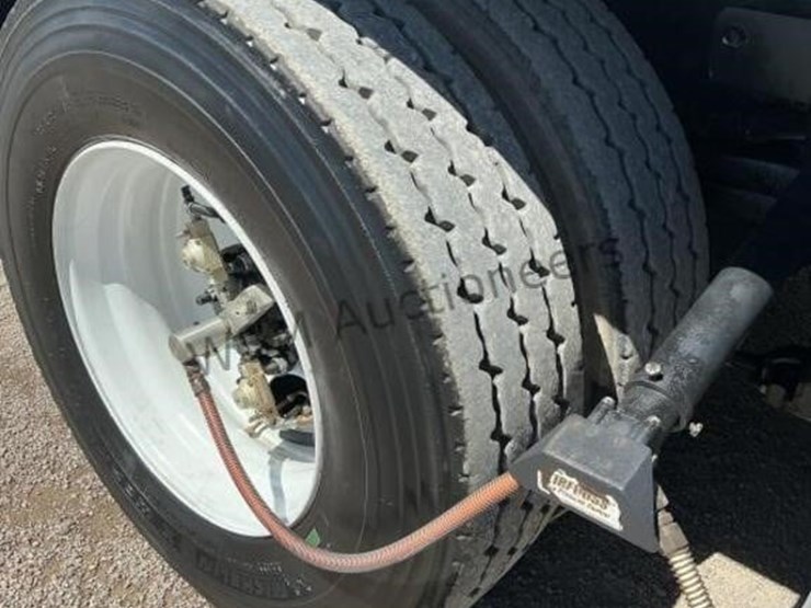 2013-freightliner-m2-106-image-9
