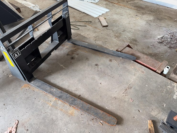 attachments-international-skidsteer-forks-image-1
