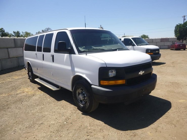 2016-chevrolet-express-3500-image-3