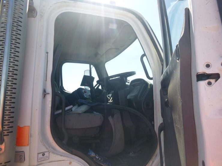 2016-freightliner-m2-106-image-24