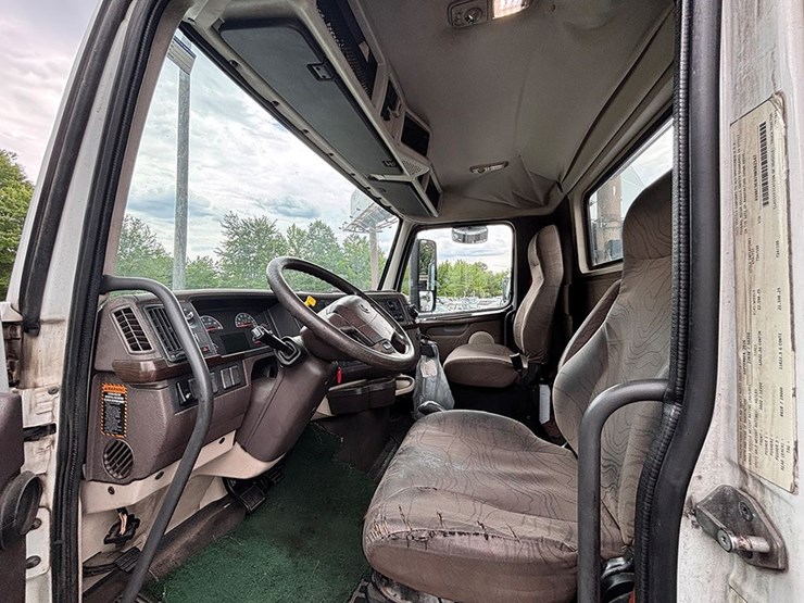 2017-volvo-vnl300-image-4