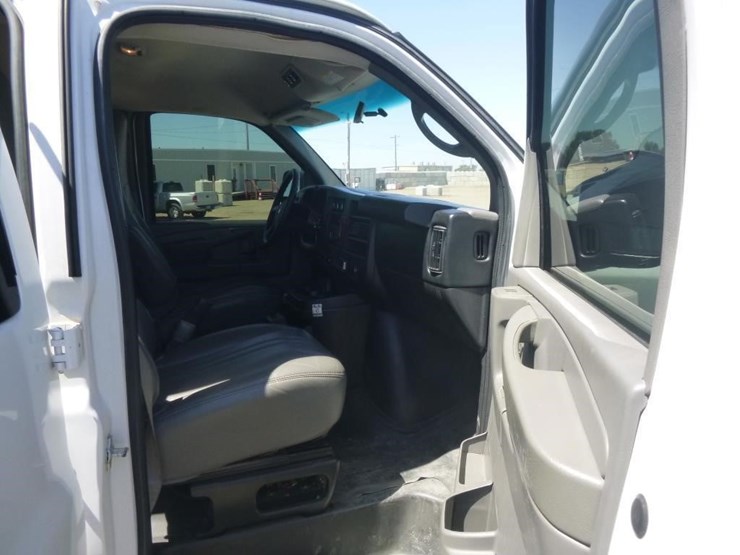 2013-chevrolet-3500-image-15