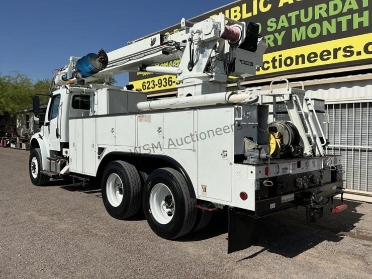 2013-freightliner-m2-106-image-7