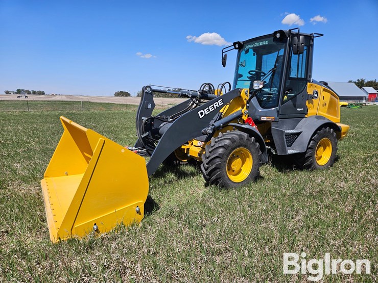 2021-deere-324l-image-1
