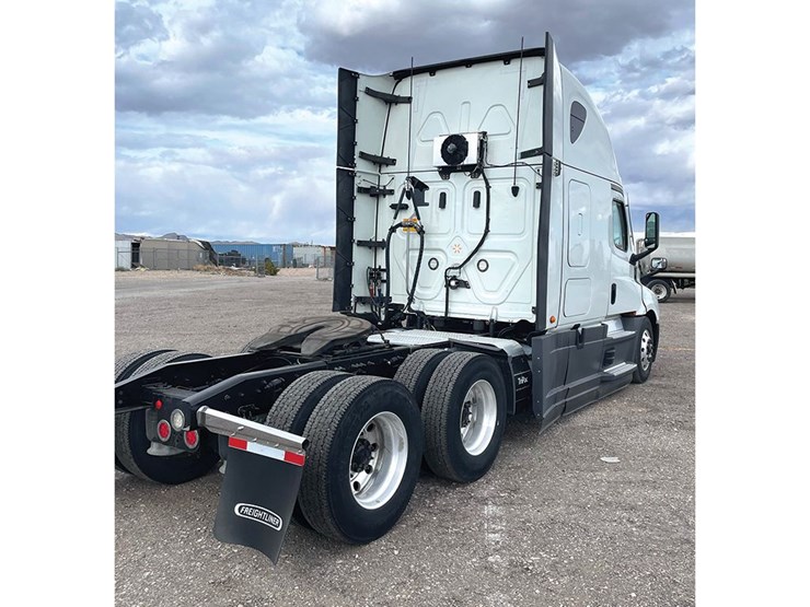 2020-freightliner-cascadia-126-image-2