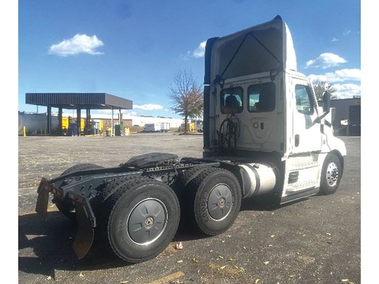 2020-freightliner-cascadia-126-image-2