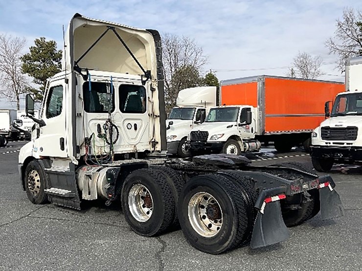 2022-freightliner-cascadia-116-image-2