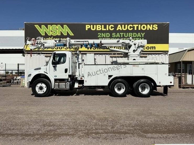 2013-freightliner-m2-106-image-1