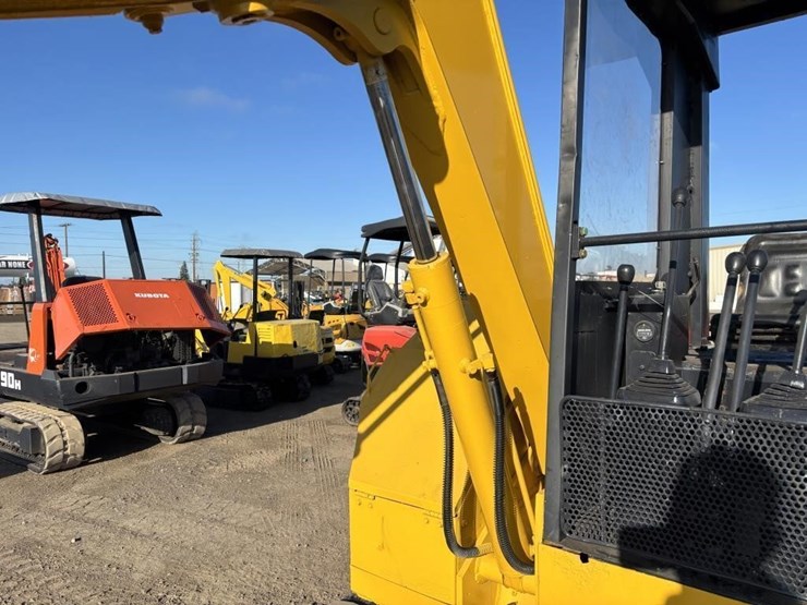 komatsu-pc28uu-image-15