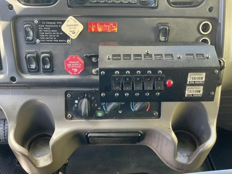 2013-freightliner-m2-106-image-33