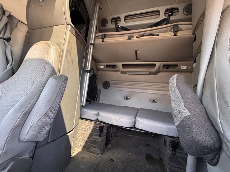 2021-volvo-vnl860-image-3