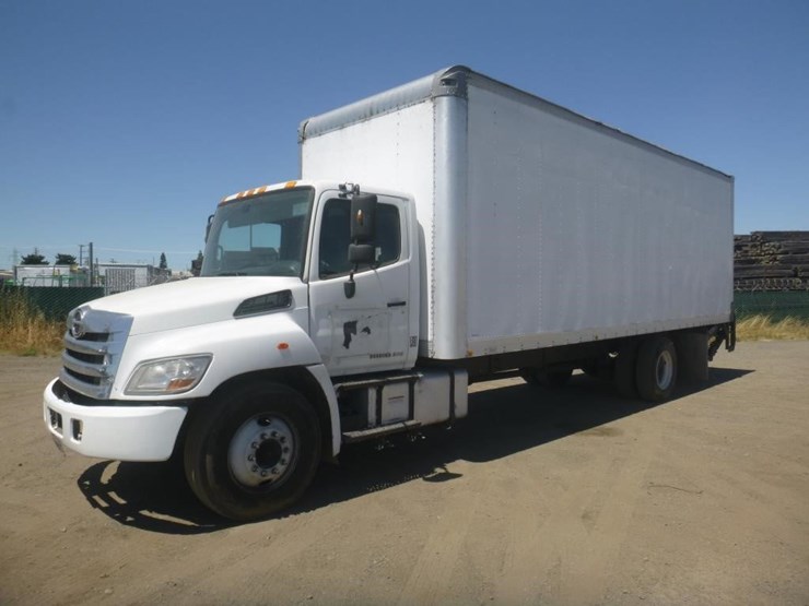 2017-hino-268-image-1