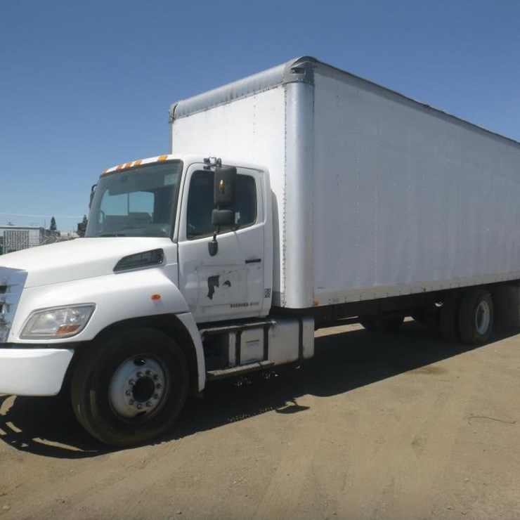 2017 HINO 268