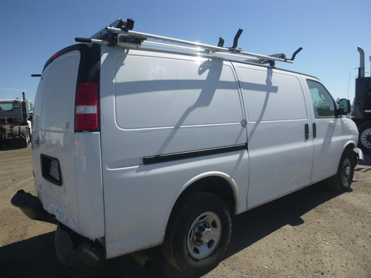 2017-chevrolet-express-2500-image-3