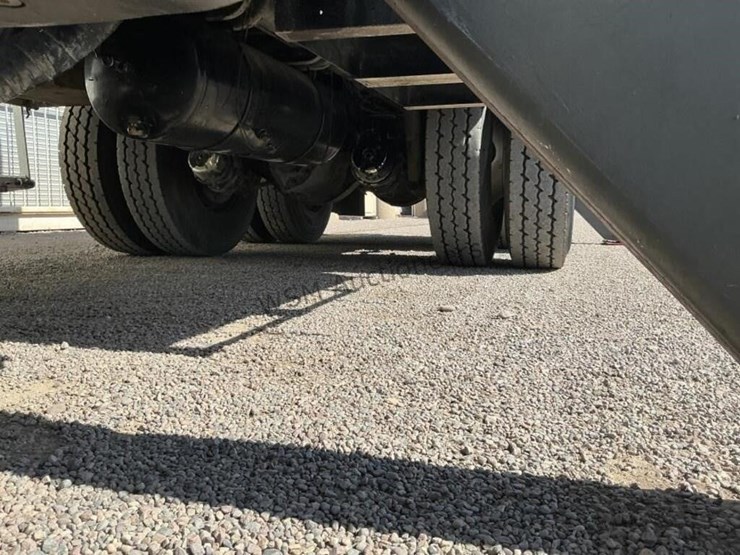 2013-freightliner-m2-106-image-41