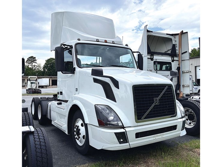 2017-volvo-vnl300-image-2