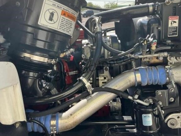 2013-freightliner-m2-106-image-25
