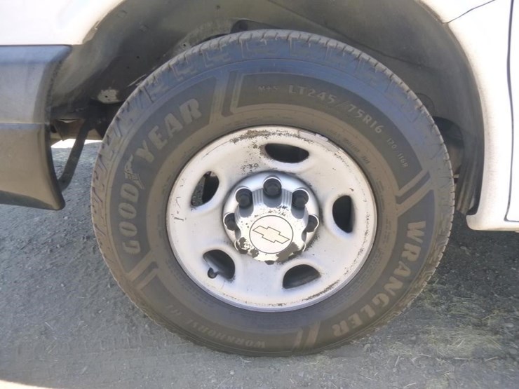 2013-chevrolet-3500-image-25