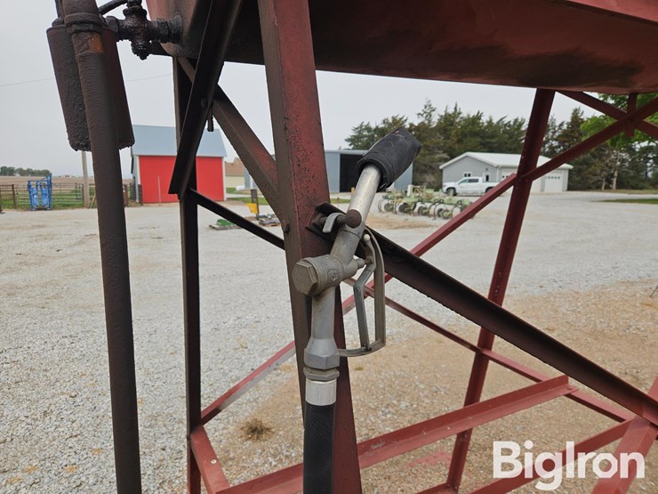 300-gal-fuel-tank-on-stand-image-12