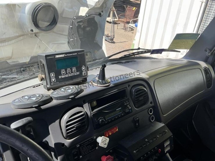 2013-freightliner-m2-106-image-31