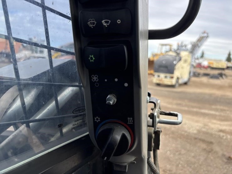 2021-new-holland-l328-image-35