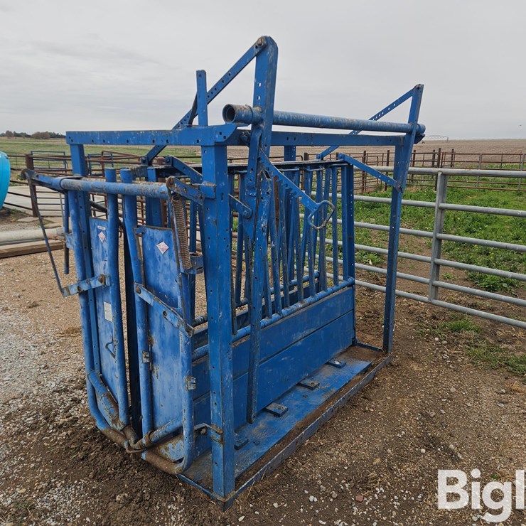 Priefert Model 85 Cattle Chute w/ Head Gate