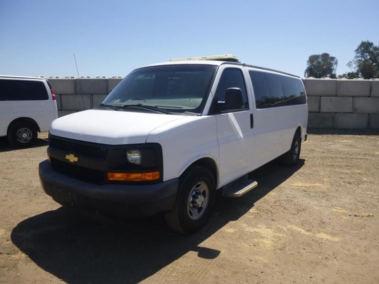 2013-chevrolet-3500-image-2
