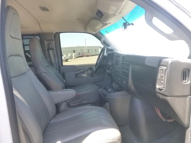 2016-chevrolet-express-3500-image-16