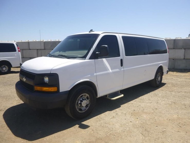 2016-chevrolet-express-3500-image-2