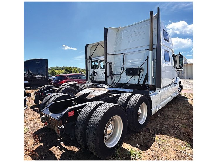 2021-volvo-vnl860-image-2