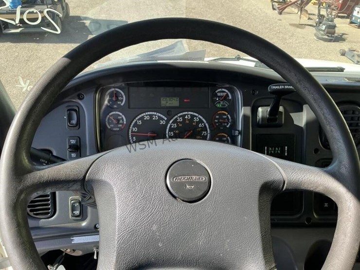 2013-freightliner-m2-106-image-31