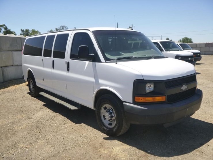 2016-chevrolet-express-3500-image-3