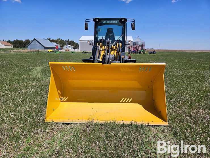 2021-deere-324l-image-2