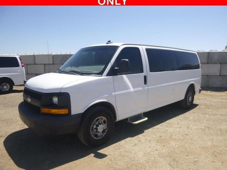 2016-chevrolet-express-3500-image-1