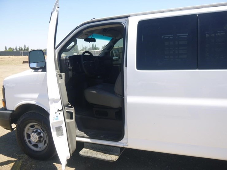 2016-chevrolet-express-3500-image-6