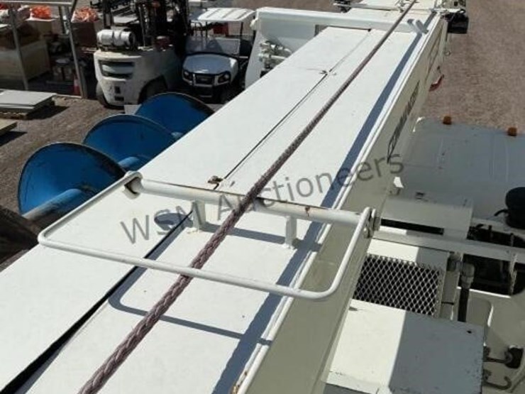 2013-freightliner-m2-106-image-24