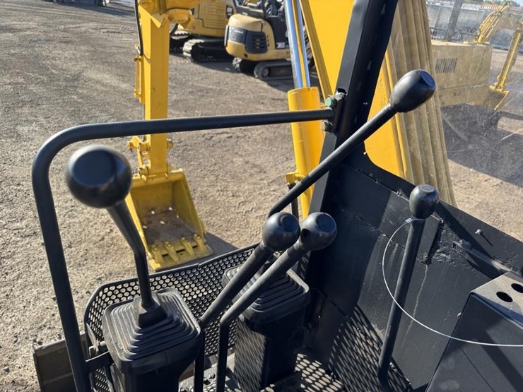 komatsu-pc28uu-image-25