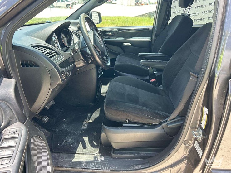 2016-dodge-grand-caravan-image-12