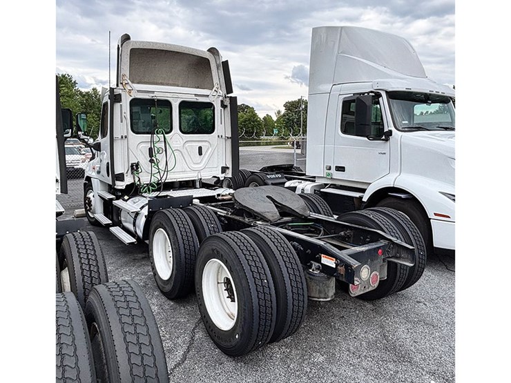 2020-freightliner-cascadia-125-image-2