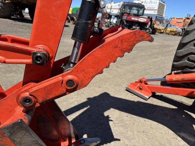 2013-kubota-l3800d-image-19