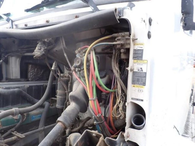 2005-volvo-vn-image-41