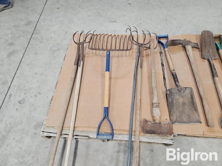 shovels,-rakes-and-other-garden-tools-image-11
