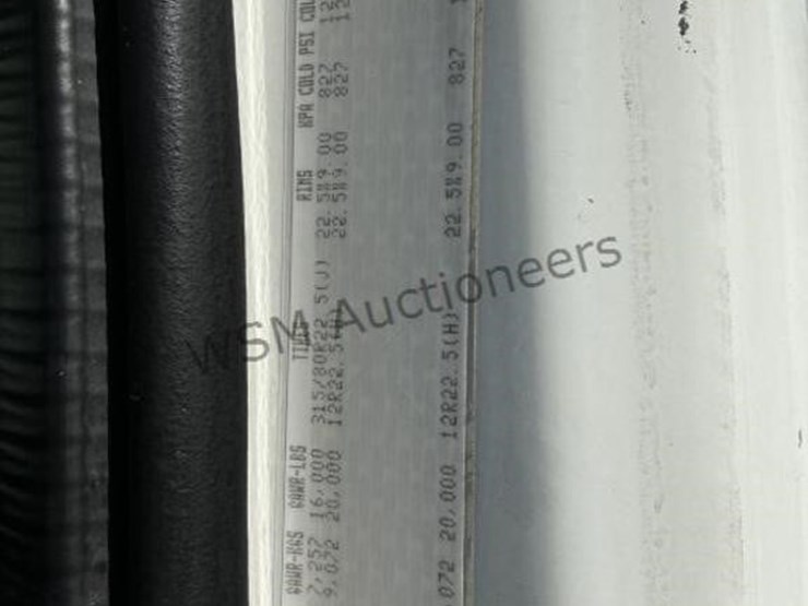 2013-freightliner-m2-106-image-30