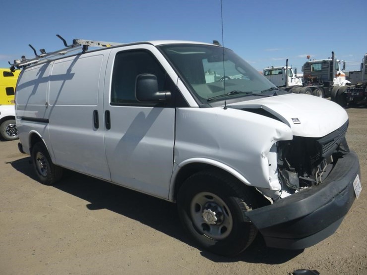 2017-chevrolet-express-2500-image-2