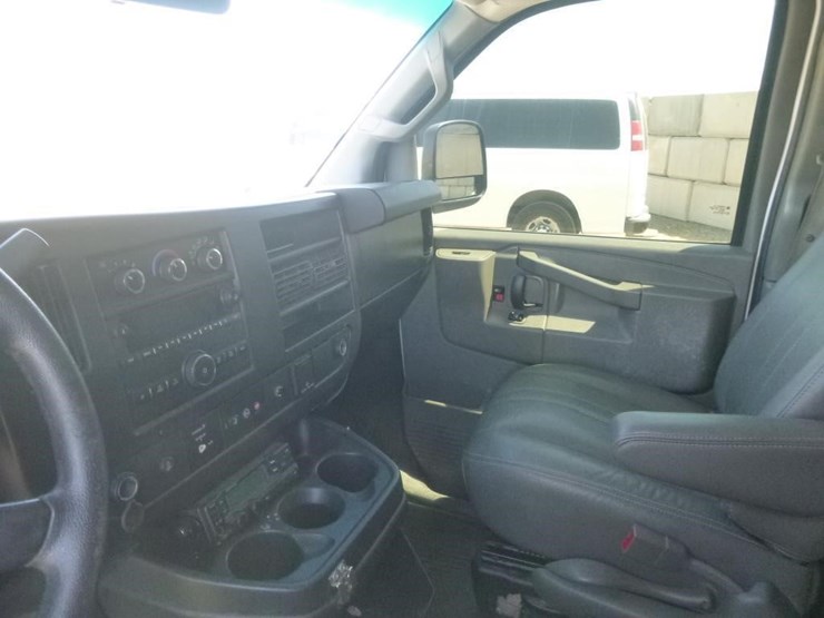2016-chevrolet-express-3500-image-11
