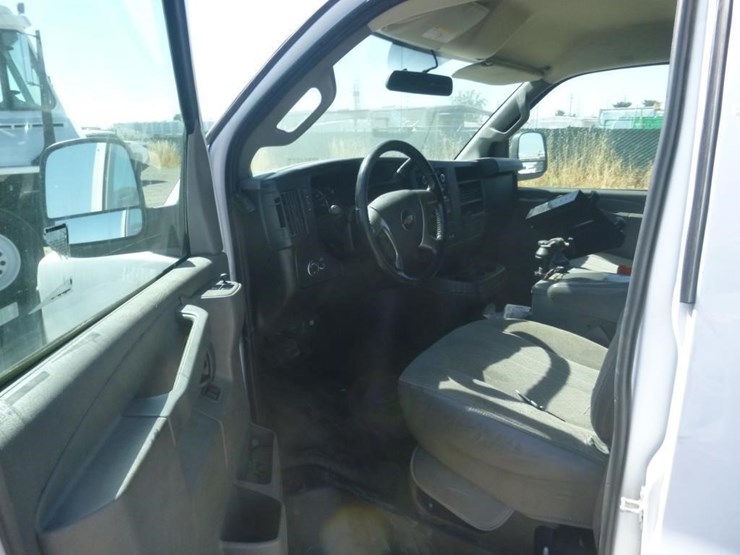 2017-chevrolet-express-2500-image-5