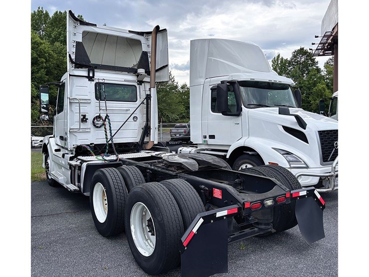 2017-volvo-vnl300-image-3