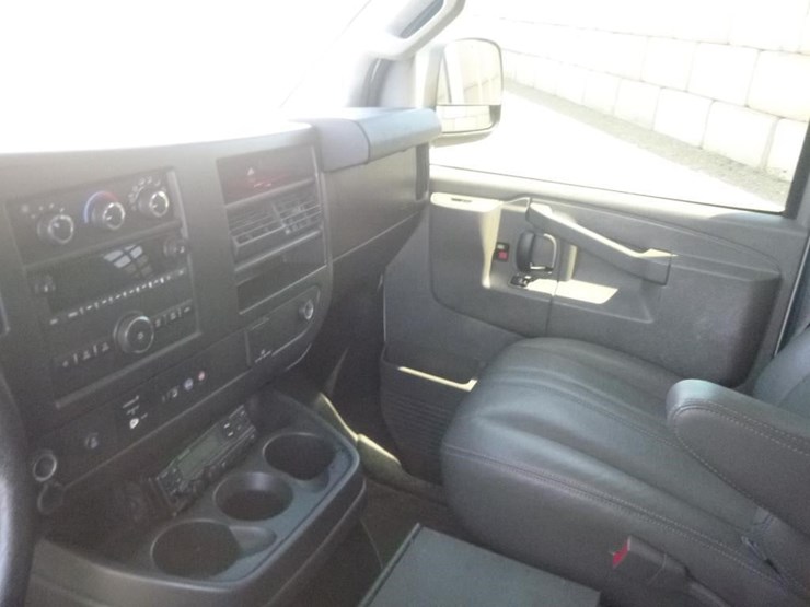 2016-chevrolet-express-3500-image-9