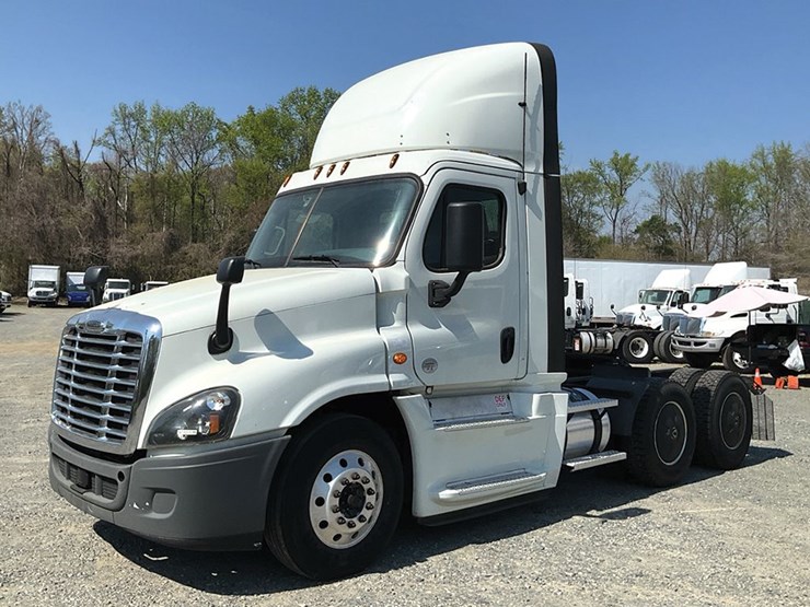 2020-freightliner-cascadia-125-image-1