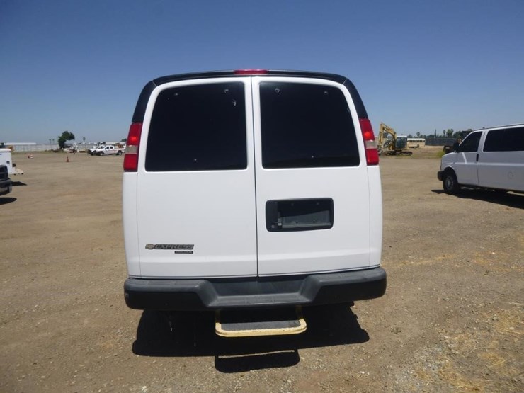 2016-chevrolet-express-3500-image-19